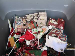 lot 169 image: Christmas light houses and dcor