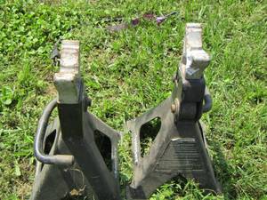 lot 172 image: 2 Husky jack stands