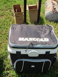 lot 176 image: Igloo max cold rolling ice chest