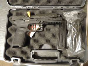 lot 5 image: SIG SAUER   9MM P320  W 2 CLIPS & BOX - NEW