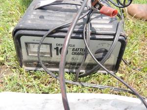 lot 248 image: Schumacher 10 amp battery charger