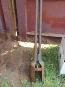 lot 287 image: metal post hole digger