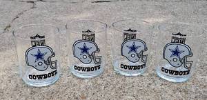 lot 32 image: Set of 4 COLLECTIBLE 1960s Vintage NFL DALLAS COWBOYS glassware