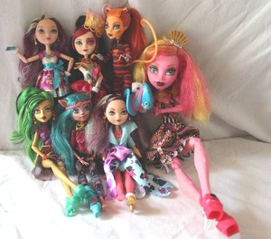lot 118 image: Monster High and Ever After High Lot