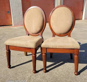 lot 135 image: Pair of Dinning Room Side Chairs