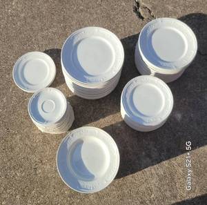 lot 178 image: 102 Pieces of Villeroy and Boch Cortina Porcelain China