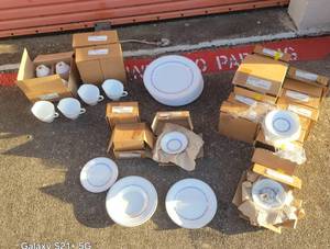 lot 179 image: 112 Pieces of Wedgewood Edwardian Insignia Bone China