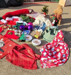 lot 280 image: Large Christmas Lot