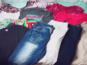 lot 35 image: 13 Pc Womens Clothing Set (20-24WXXL-2XL) w Torrid, Old Navy, Lee, Etc.