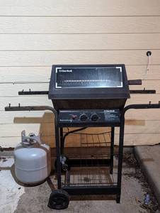 lot 136 image: Char-Broil Masterflame Grill With Propane Tank  (Propane In Tank) - QV DESCR