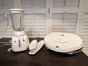 lot 128 image: Kitchen Set With George Foreman Grill FR15TMR and Black & Decker Crush Master Blender BL10451G