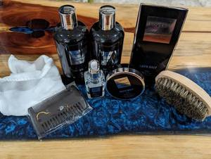 lot 120 image: NEW - Mens Lovery Sandalwood Body Care Set Including Bath Salt, Beard Balm, Beard Oil, Shower Gel, 2-In-1 Beard Wash & Conditioner, Comb, Towel, and Beard Brush
