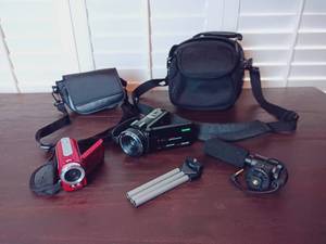 lot 80 image: 6 Pc Digital Camcorder Set w 2 Camcorders - Jazz Z40 and Besteker HD 1080P High Definition 24.0 MP, Camcorder Stand, Ultra-Compact Stereo Interview Wired Microphone, and 2 Cases
