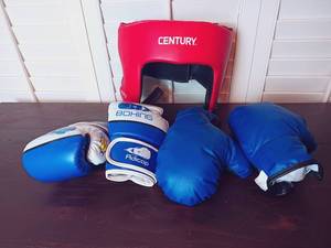 lot 82 image: 3 Pc Boxing Set w 2 Sets of Gloves and a Century Brave Open Face Headgear Boxing Piece