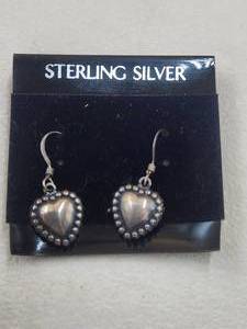 lot 79 image: Jewelry - Earrings -