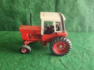lot 9 image: Ertl diecast - International Harvester tractor