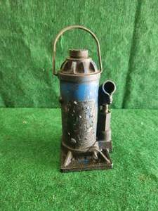 lot 77 image: Hydraulic jack
