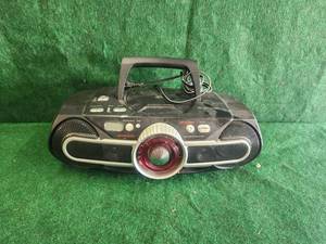 lot 89 image: Magnavox portable radio