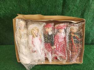 lot 105 image: Selection of collectible dolls