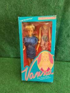 lot 140 image: Collectible Vanna White doll