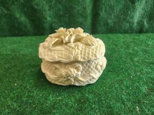 lot 154 image: Porcelain lidded keepsake
