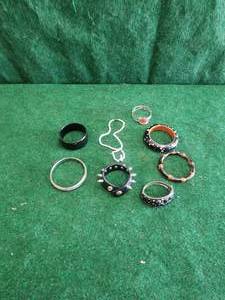 lot 175 image: Selection of jewelry