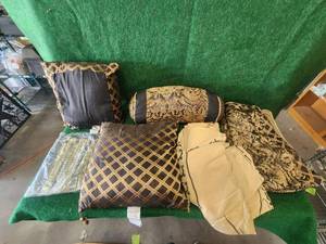 lot 183 image: Bed linens