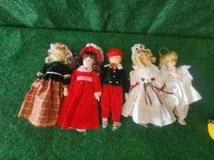 lot 187 image: Selection of collectible dolls