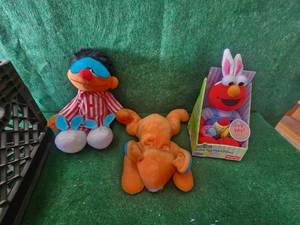 lot 190 image: Collection of stuffed toys