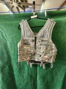 lot 126 image: Camo tactical vest