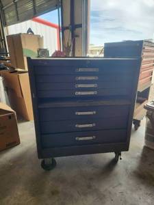 lot 50 image: Rolling Kennedy toolbox with contents