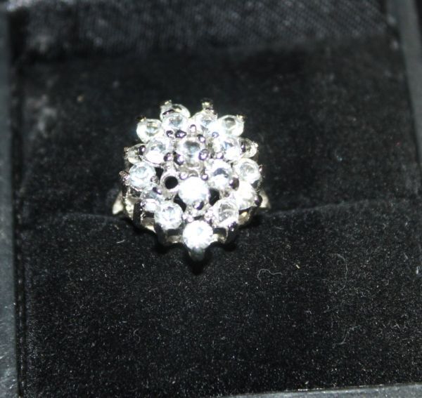 lot 3 image: Womens ring stamped 925 (wt. approx 4g