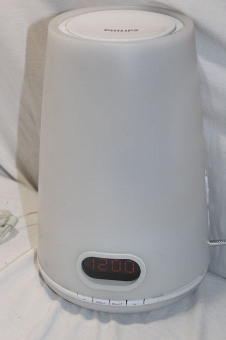 lot 9 image: Phillips Alarm clock Radio and Light