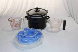 lot 45 image: Small Crockpot, Dish Covers, Glass Measuring Cup