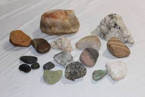 lot 72 image: Variety of polished and natural rocks and crystals, blue agate, lava rocks and more
