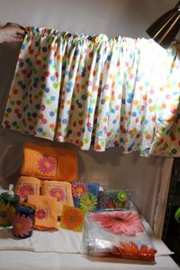 lot 138 image: Floral Bathroom Set, approx 8ft Valance, Shower Curtain, Hooks, Toothbrush Holder, Towels, wash cloth and handtowels and more