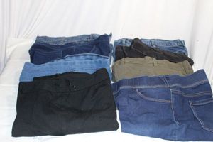 lot 146 image: Womens PantsCapris Size 12