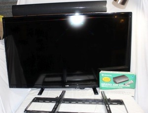 lot 168 image: Sanyo Flat Screen Television with Wall Mount and accessories