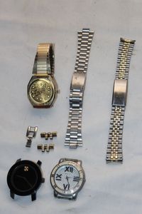 lot 243 image: Mens watch Parts