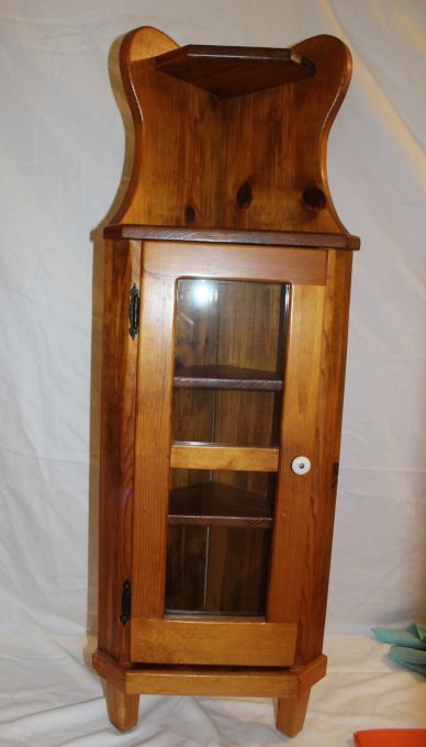lot 4 image: Vintage Wooden Corner Shelf