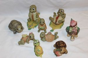 lot 11 image: Small Ceramic Turtle Figurines