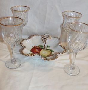 lot 15 image: Clear Wine Glasses with Gold Trim and Ceramic Finger tip Bowl with Gold Trim
