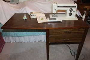 lot 24 image: Vintage Kenmoore Sewing Machine with Desk