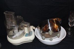 lot 73 image: Food Processor and bowls