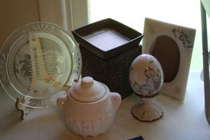 lot 76 image: Wax warmer, decorative egg, garlic pot and glass plate