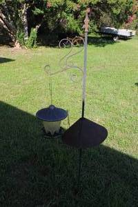 lot 140 image: Yard Dcor Bird Feeder