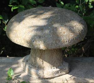 lot 142 image: Yard Statue