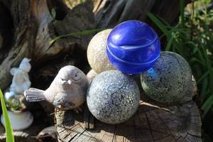 lot 174 image: Orb Yard Decorations