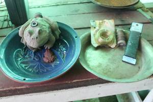 lot 189 image: Decortative Frog watering Plate, Frog Yard Sprinkler, as well as Aluminum Plate and Flower Wire