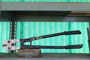 lot 195 image: 24 Inch Bolt Cutters and  5 Lb Sledge Hammer Head